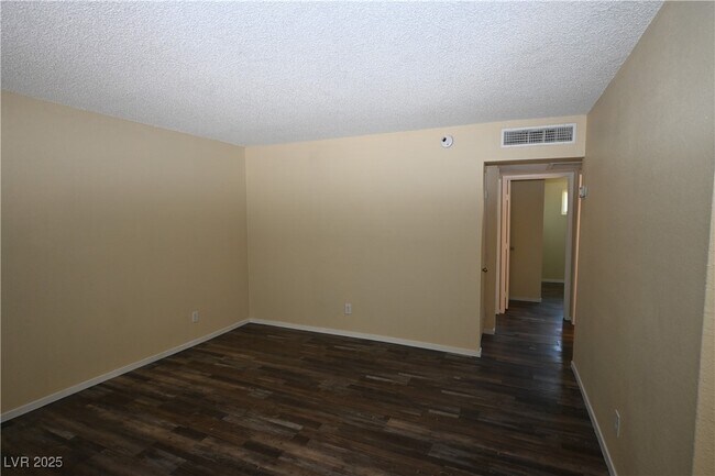 Photo - 2508 N McCarran St Unidad 4