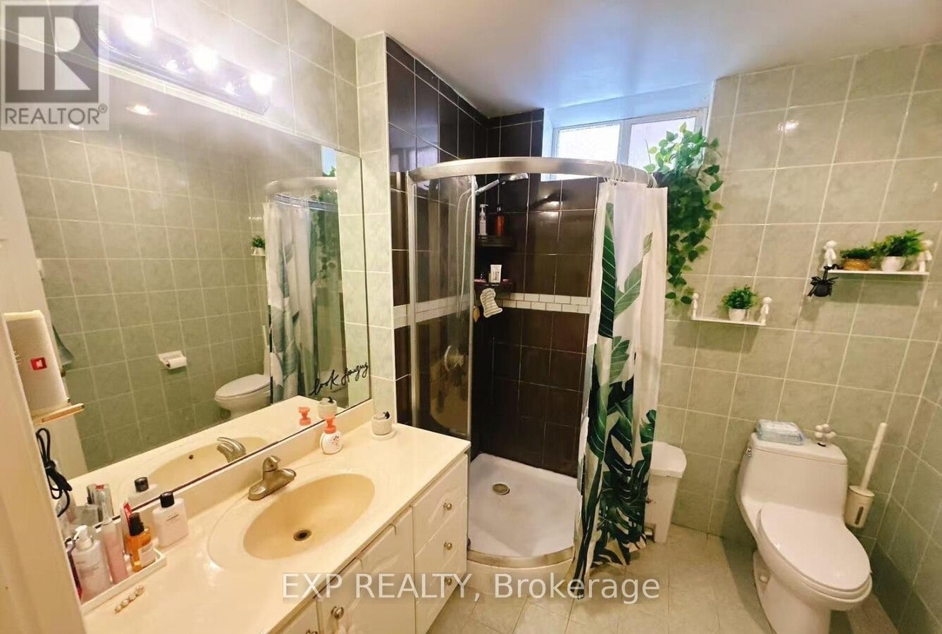 Photo - 123 Steeles Ave E