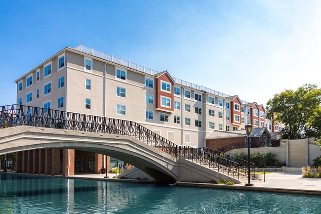 Canal views, city vibes!