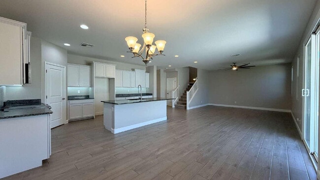 Photo - 612 Hazelnut Ln
