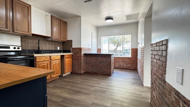 Photo - MiracleMile1468 Unit MiracleMile1468-08