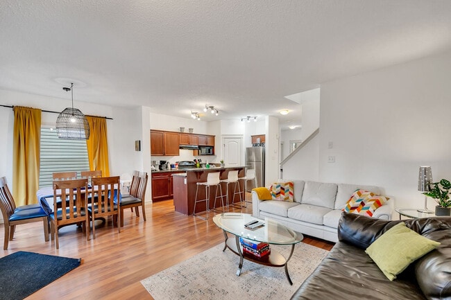 Photo - 11817-11821 21 Ave SW Unit SI ID1564648P
