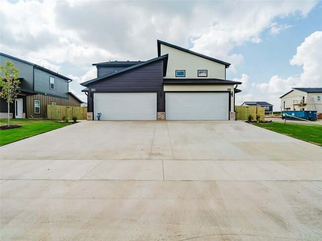 Building Photo - 1803 SW Casuarina Dr Rental
