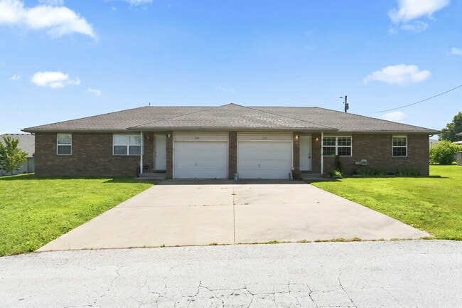 Building Photo - 2 Bed | 2 Bath | 1 Car Garage Home! 1000 sqft located in SPARTA!