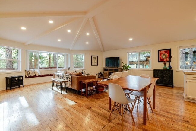 Building Photo - Furnished Rental in Desirable NW Bend Neighborhood