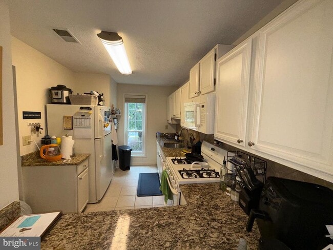 Building Photo - 10165 Oakton Terrace Rd Unit 10165 Rental