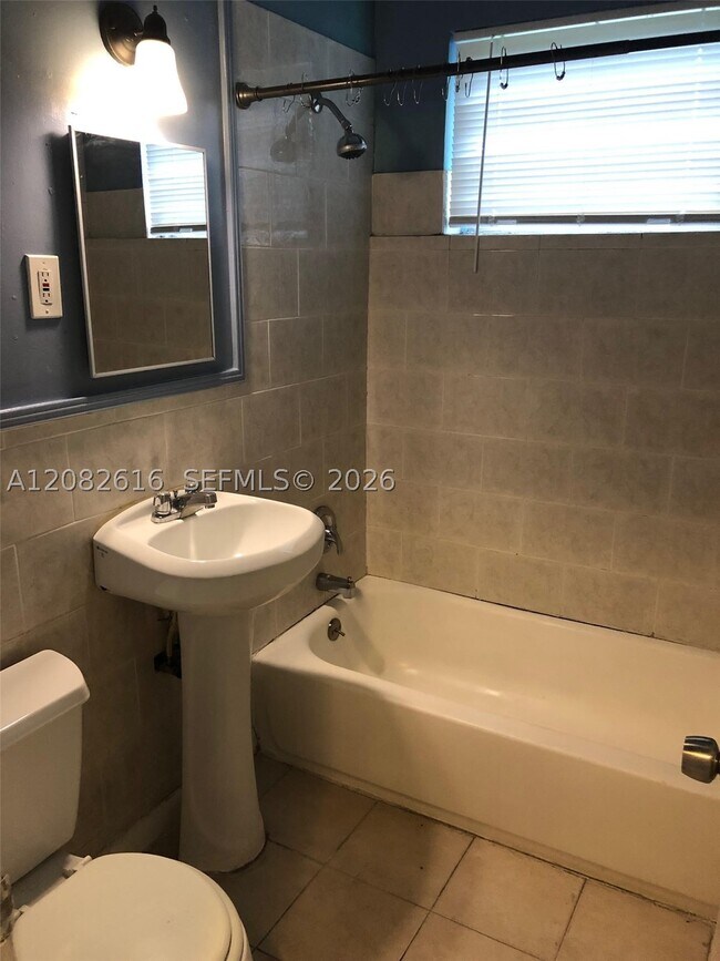 Building Photo - 725 SW 8th St Unit A