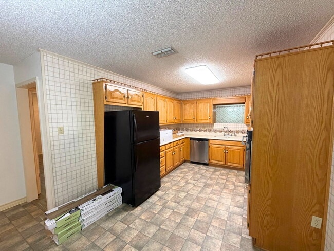 Photo - 2 bedroom 2 bath well maintained home close to city park!