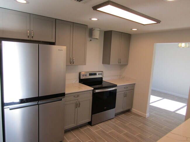 Photo - 543 Bellaire Dr