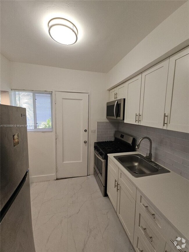 Building Photo - 7435 Byron Ave Unit 06 Rental