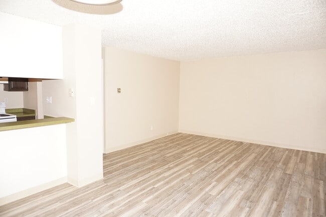 Photo - Spacious 2 Bedroom Condo-SPECIAL PRICING. Unidad #6
