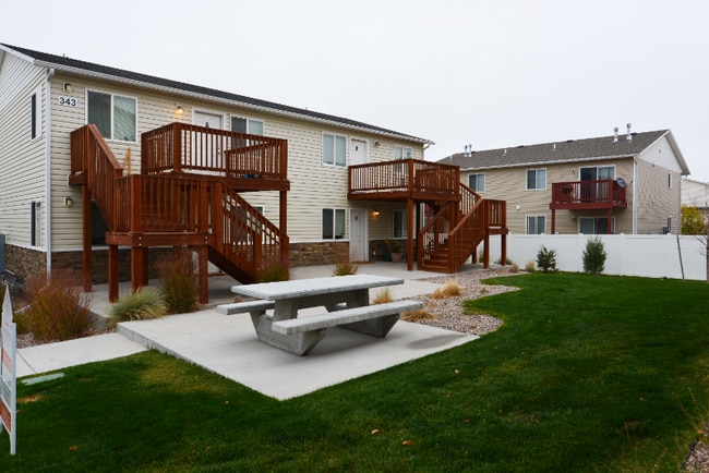 Building Photo - Bright 2 Bedroom Unit in a Well-Kept HOA Neighborhood