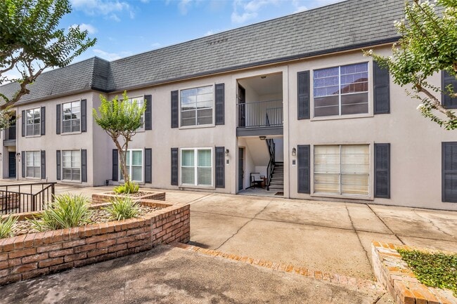 1800 Stoney Brook Dr Unit 205