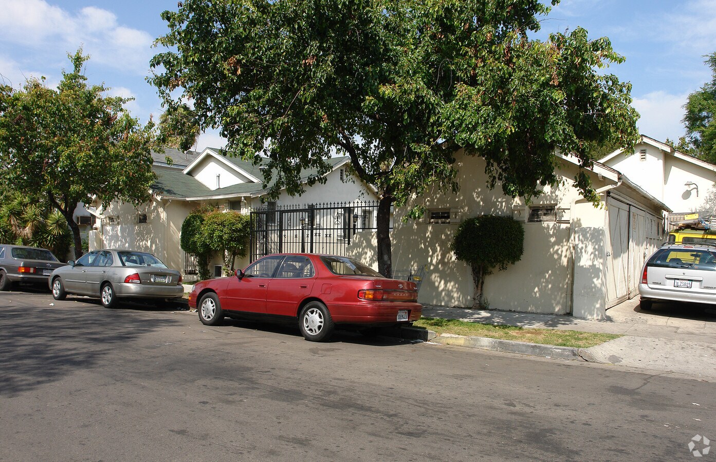 Building Photo - 946-954 N Serrano Ave Apartments