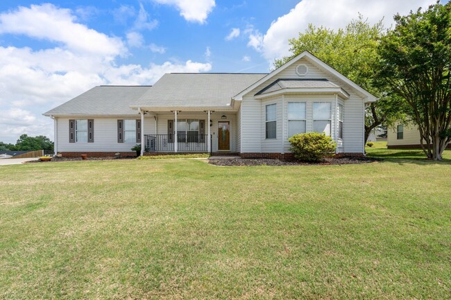 Spacious 3 Bedroom Home Near Downtown Gree... - Spacious 3 Bedroom Home Near Downtown Gree...