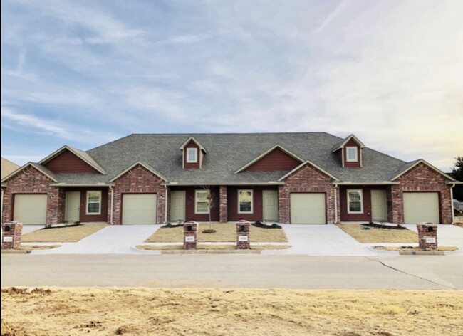 Exterior 2 Bedroom w/Garage - Villas at Summit Pointe Apartments