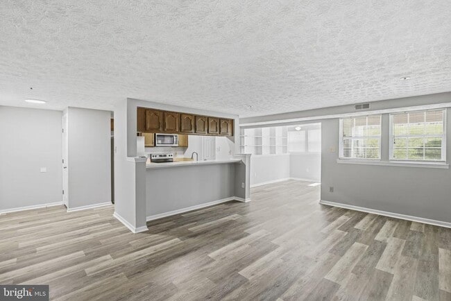 Building Photo - 907 Woodbridge Ct Unit C