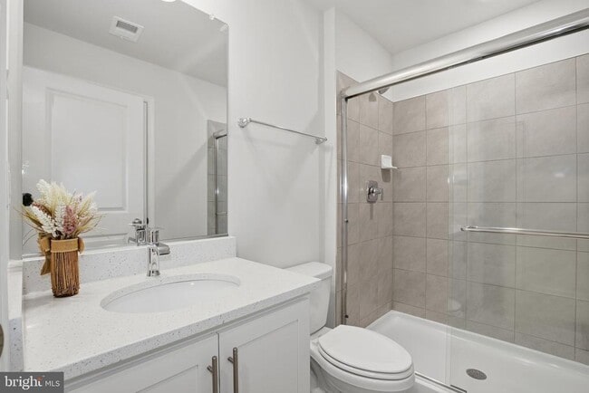 Photo - 818 Bond St