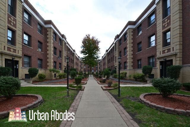 Building Photo - 822 W Waveland Ave Unit A04C