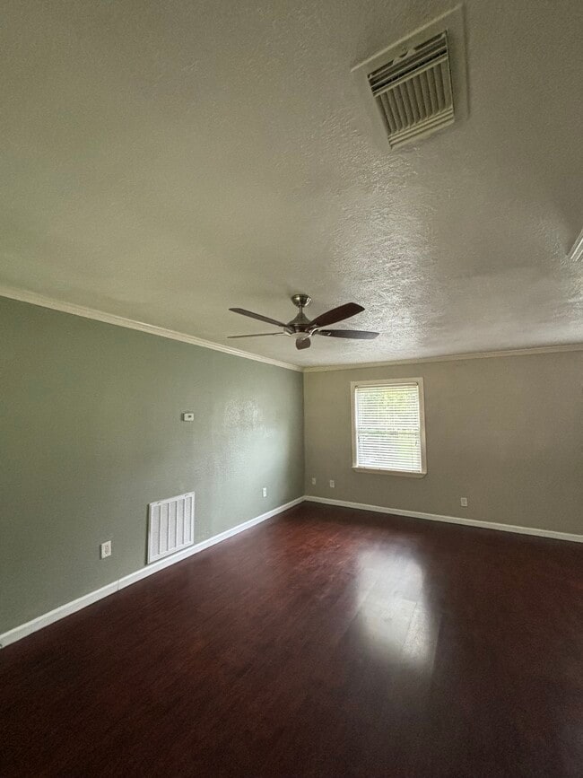 2421 Pecan St