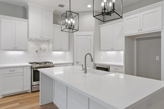 Photo - 1121 E 27th St