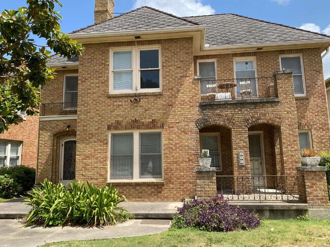 Building Photo - 247 E Lullwood Ave Unit Front