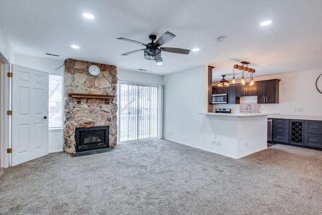 Photo - 340 Springlake Ln Unidad D