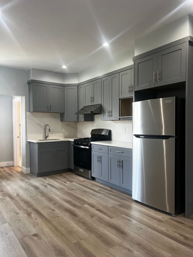 Building Photo - 659-661  2nd Ave. Unit 661