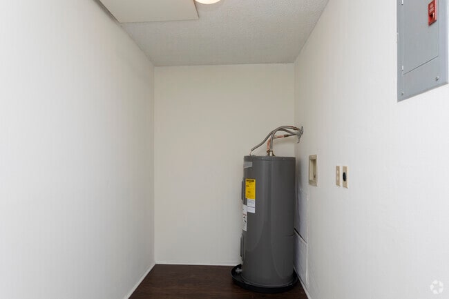 1BR, 1BA -