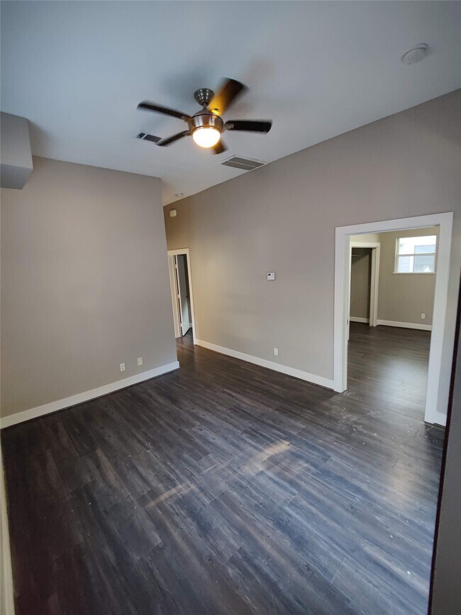Photo - 711 Graham Pl