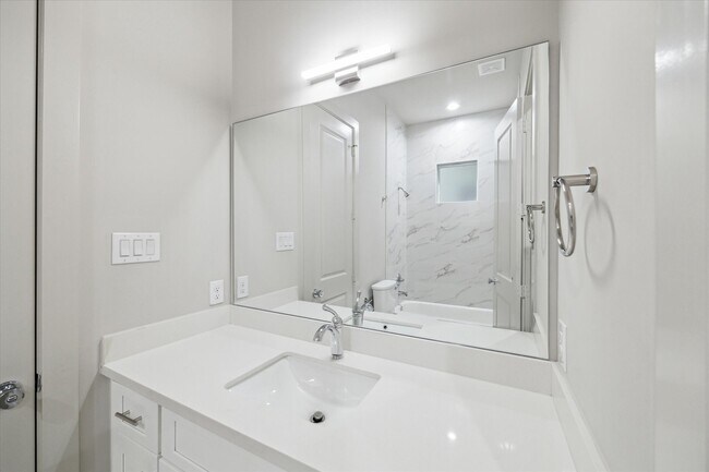 Photo - 5233 Hillman St
