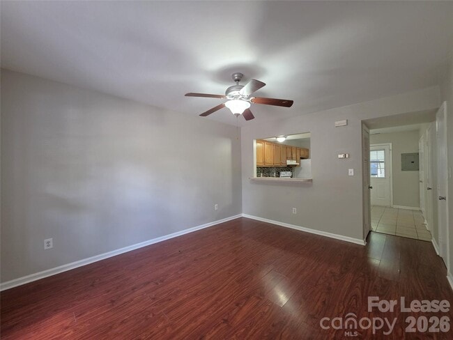 Photo - 268 Southcircle Dr NW