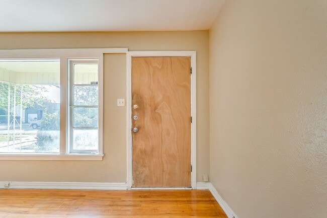 Photo - Ready for New Tenants- 2 bedroom 1 bath with an Additional Flex Room Minutes from TCU- 76109