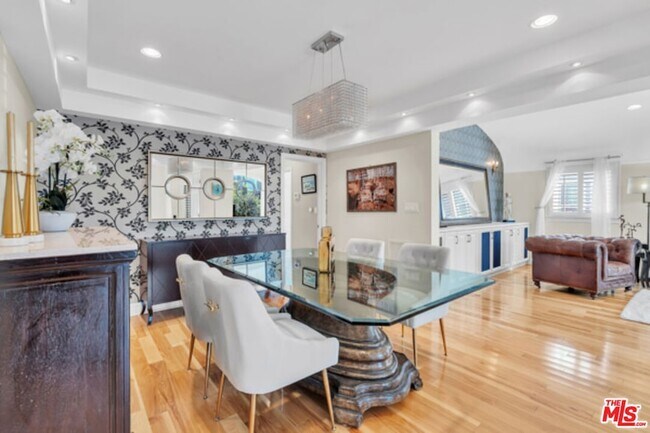 Photo - 326 N Doheny Dr