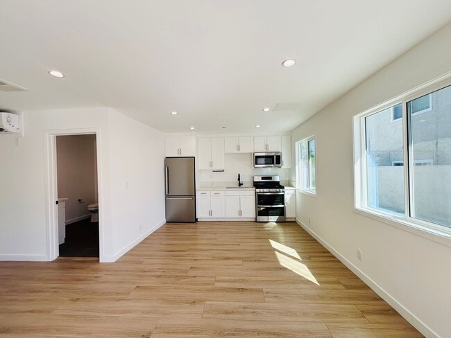 10914 Columbus Ave Unit 1