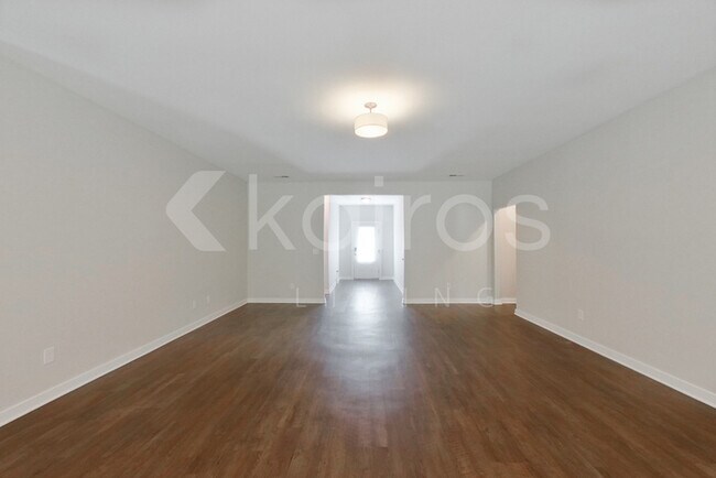 Photo - 471 White Oak Cir