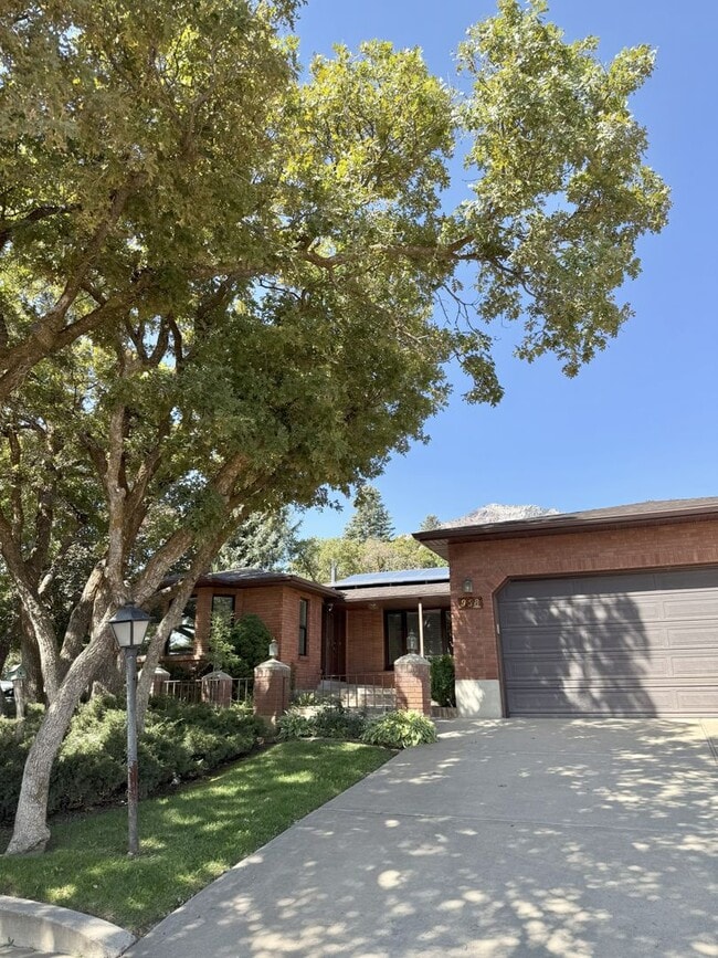 Building Photo - Spacious 5 Bedroom, 2 Bath Home with Moder...