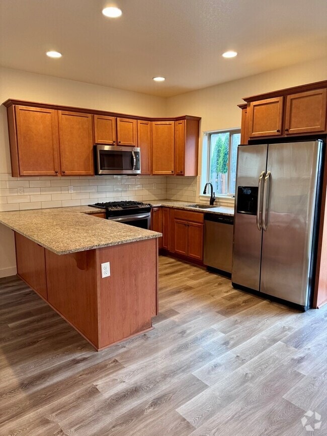 Building Photo - Beautiful Home with LVP Flooring, SS Appli...