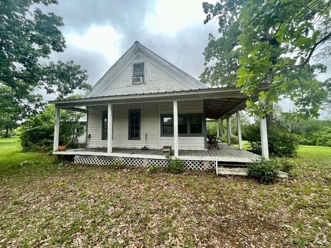 Building Photo - Beautiful 3/2 Farmhouse on Acreage