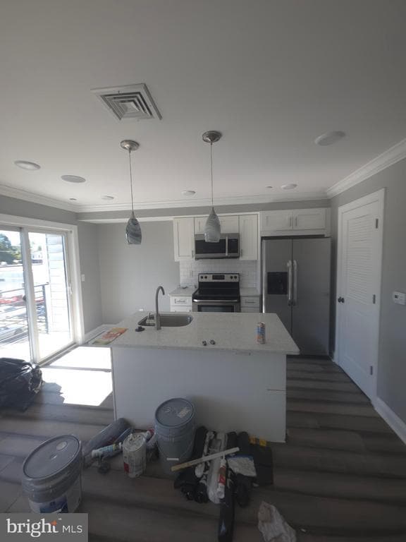 Building Photo - 3410 W Commissioner St Unit 4