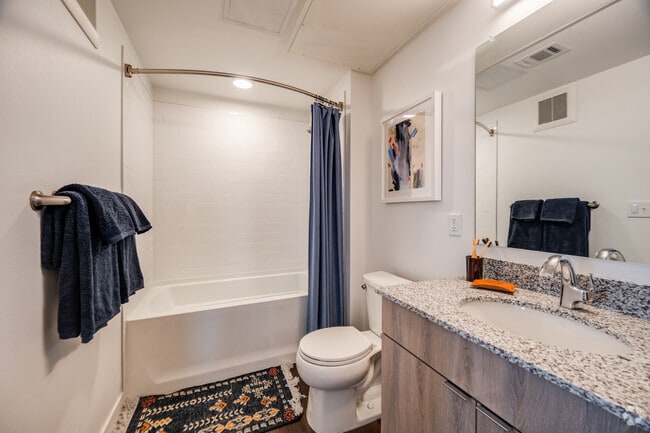 2 BR, 2 BA - 1,100 SF