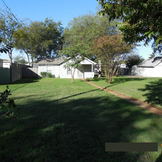 Building Photo - 3 ed, 1.5 Bath House on Over a Quarter Acre