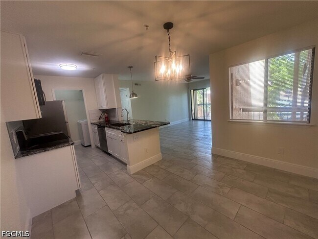 Building Photo - 2875 Winkler Ave Unit 511