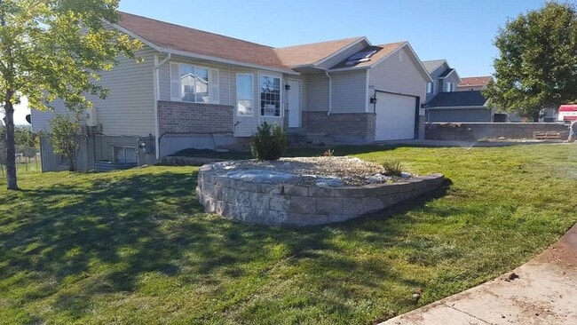 Building Photo - Great 5 Bed 2 Bath Home in Kearns!!!