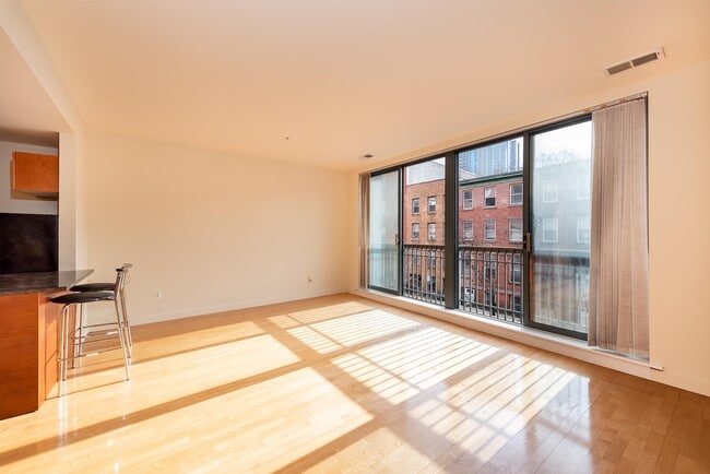 Building Photo - 222 Montgomery St Unit 2F