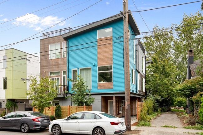 Building Photo - Gorgeous 3 Bd/2.5 Ba Seattle Townhouse