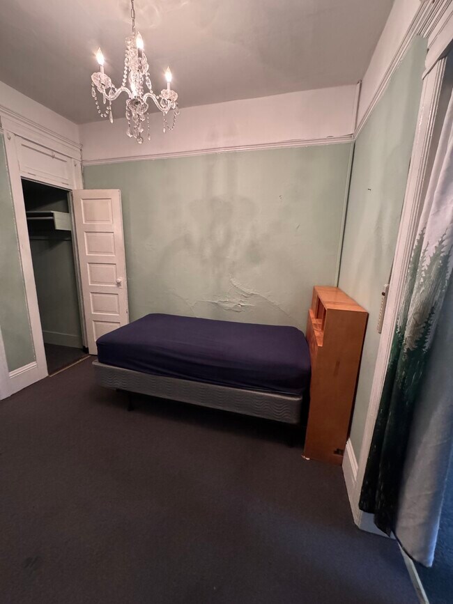 Photo - 1717 W Burnside St