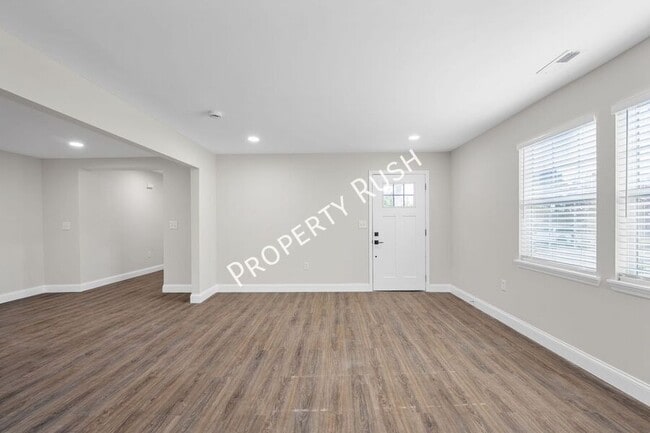 Photo - 105 White Oak St