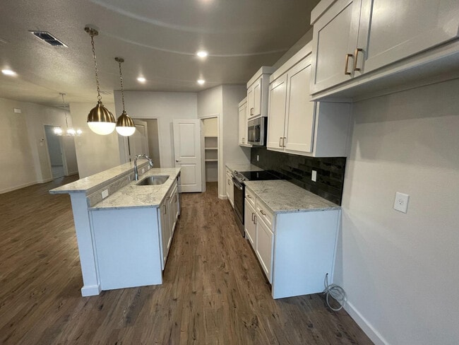 Photo - 10902 Aberdeen Ave