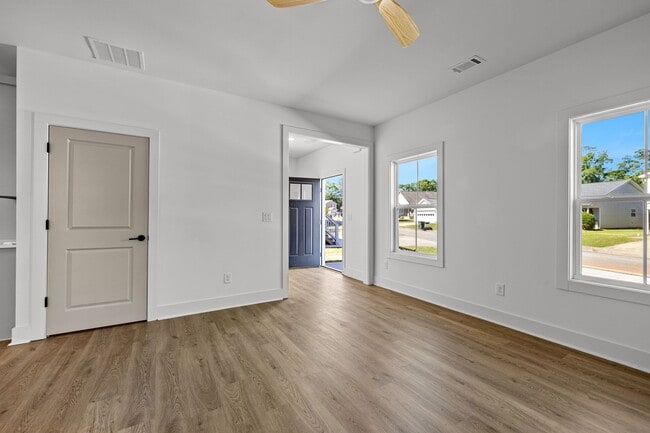 Photo - 3 Bedroom House Walkable to downtown Zebulon with Lawncare included!